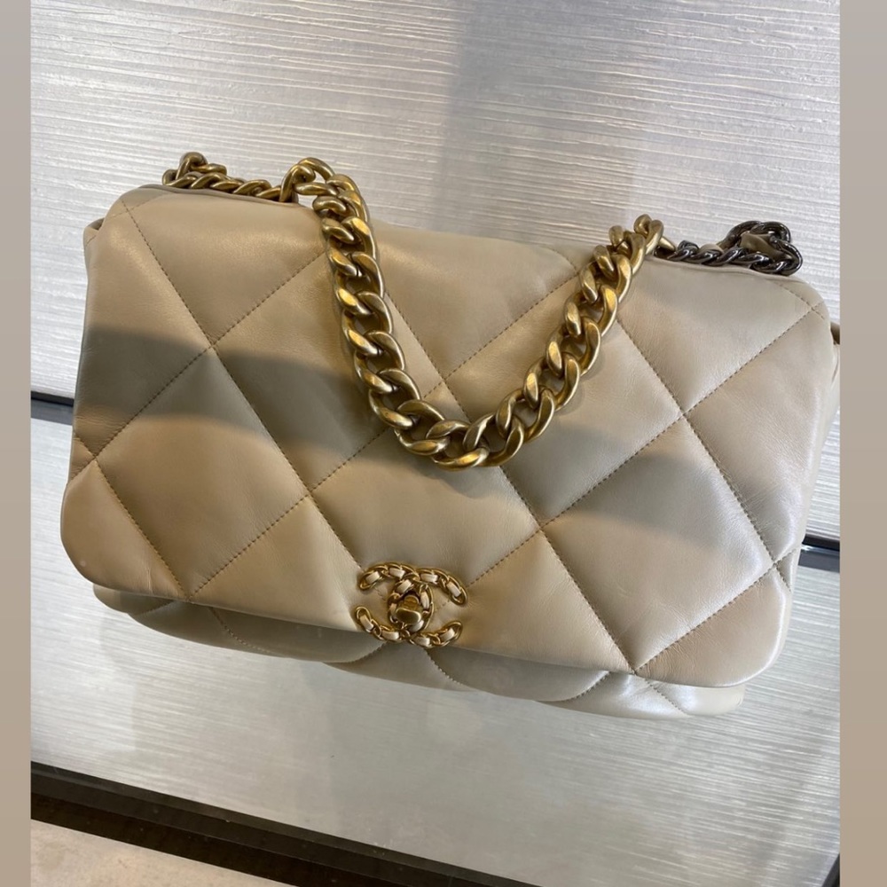 Chanel 19 maxi light beige
